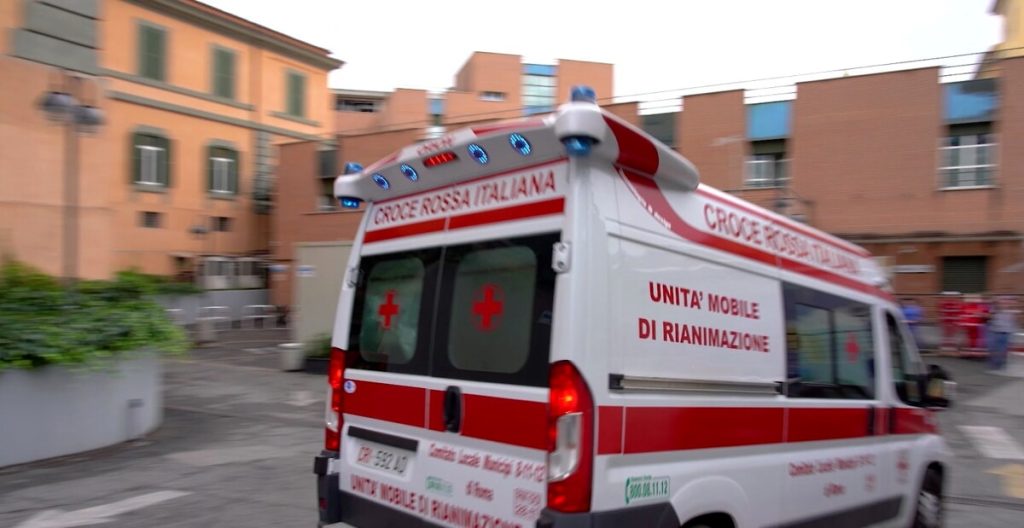 Scontro tra due auto: guardia giurata in pericolo di vita