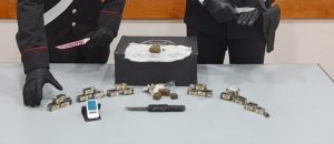 In auto con il coltello intriso di 'fumo', in casa mezzo chilo di hashish