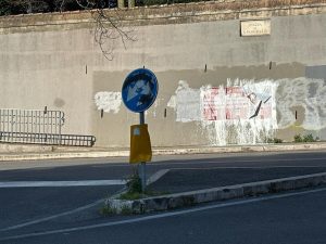 Manifesti abusivi e vernice bianca sui muri di Villa Pamphilj. Lo sfogo: "Una vera schifezza"