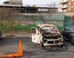 Auto abbandonate e cannibalizzate a Monte Mario. I residenti lanciano l'allarme