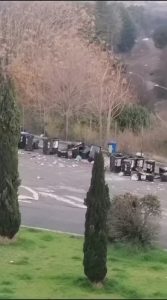 Colle degli Abeti, sgommate e testacoda con l'auto per fare strike tra i cassonetti dei rifiuti