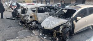 Notte di fuoco a Ostia: incendio distrugge tre auto