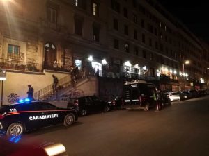 C'è un uomo armato di coltello che gira nella zona della stazione Termini