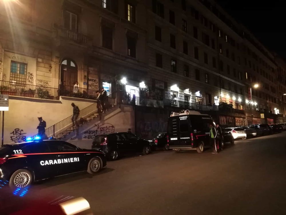 C'è un uomo armato di coltello che gira nella zona della stazione Termini