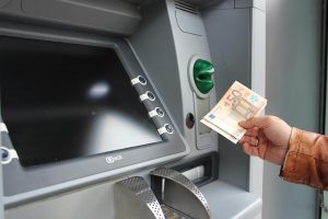 Rapina denaro dopo i prelievi ai bancomat