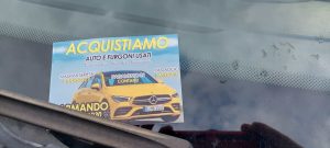 "Compro auto usate": cosa si nasconde dietro i biglietti incastrati nei finestrini delle macchine