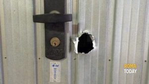 I predoni dei box auto. Ladri rumorosi svegliano i residenti che li fanno arrestare