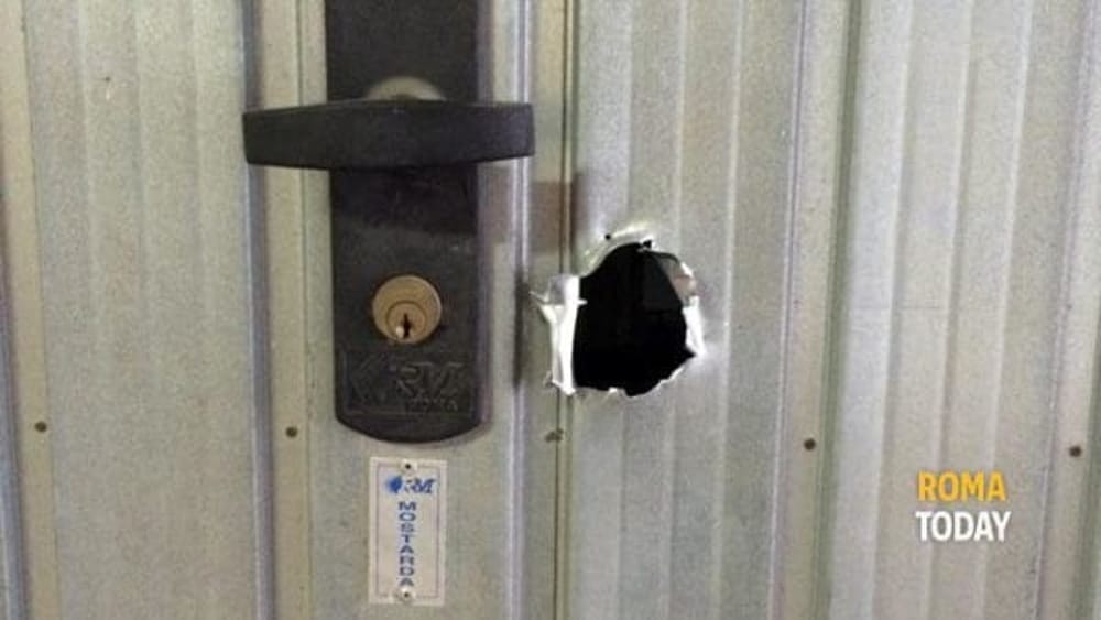 I predoni dei box auto. Ladri rumorosi svegliano i residenti che li fanno arrestare