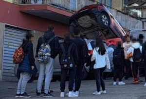 Panico davanti alla scuola: furgoncino sfrenato colpisce un'auto e la scaraventa sul tetto di un'altra vettura