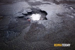 "Roma è la capitale italiana delle buche stradali"