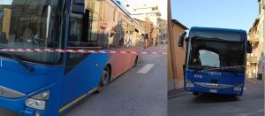 Autobus Cotral sprofonda in una voragine, chiusa la strada
