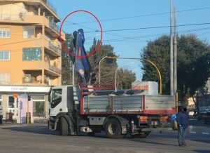 Mezzo pesante trancia i cavi dell'alta tensione, si ferma il tram 8