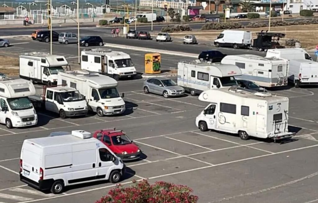 Ostia, basta camper in piazza Sirio: a ridosso del lungomare solo auto, moto e bici