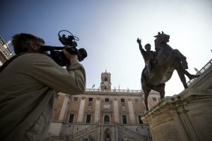 Qualità della vita, i voti dei romani: male rifiuti e pulizia delle strade, migliorano trasporti e taxi