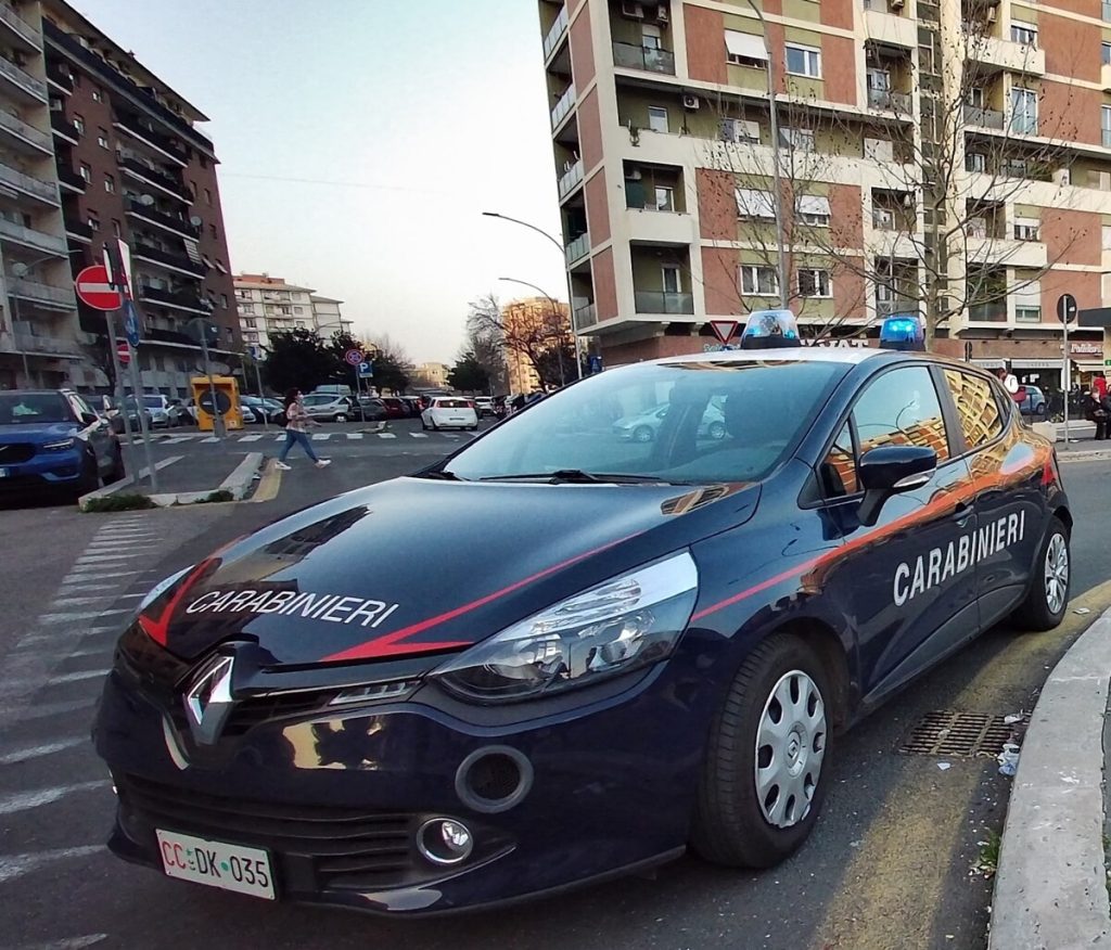 Fa troppo rumore e viene rimproverato, minaccia residente e brucia 2 auto
