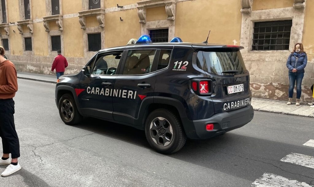 Mandrakata dei ladri maldestri: si fingono clienti per rubare l'incasso ma scatta l'allarme