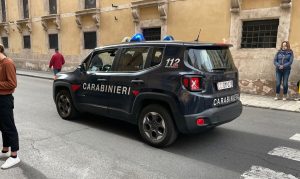 Mandrakata dei ladri maldestri: si fingono clienti per rubare l'incasso ma scatta l'allarme