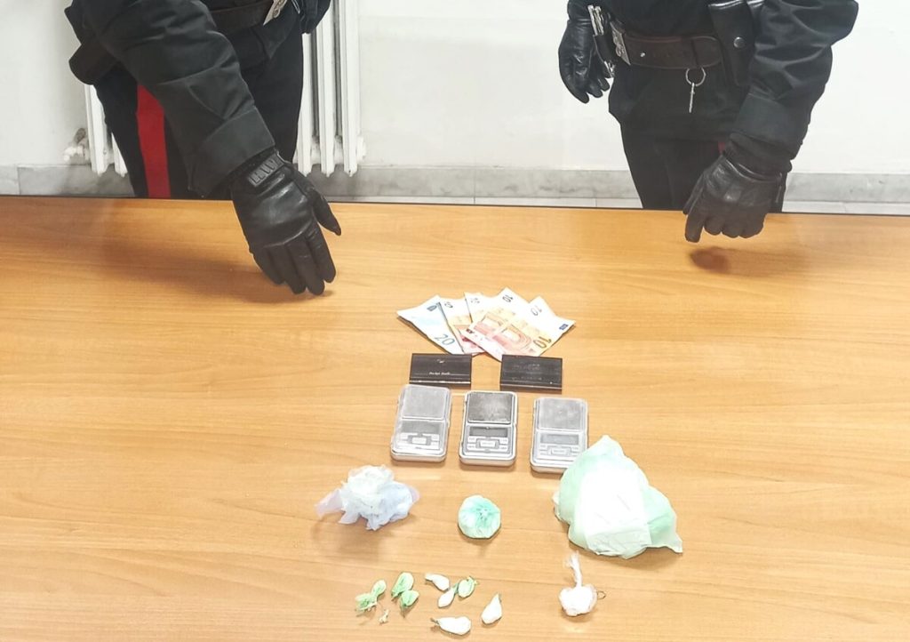 Rapina al centro commerciale: 27enne aggredisce addetto alla sicurezza e carabinieri