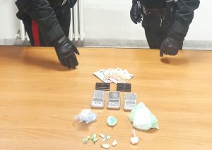 Rapina al centro commerciale: 27enne aggredisce addetto alla sicurezza e carabinieri