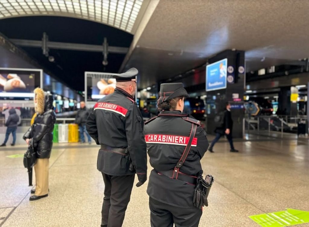 Salgono sul treno e lasciano la figlia di 3 anni alla stazione Termini