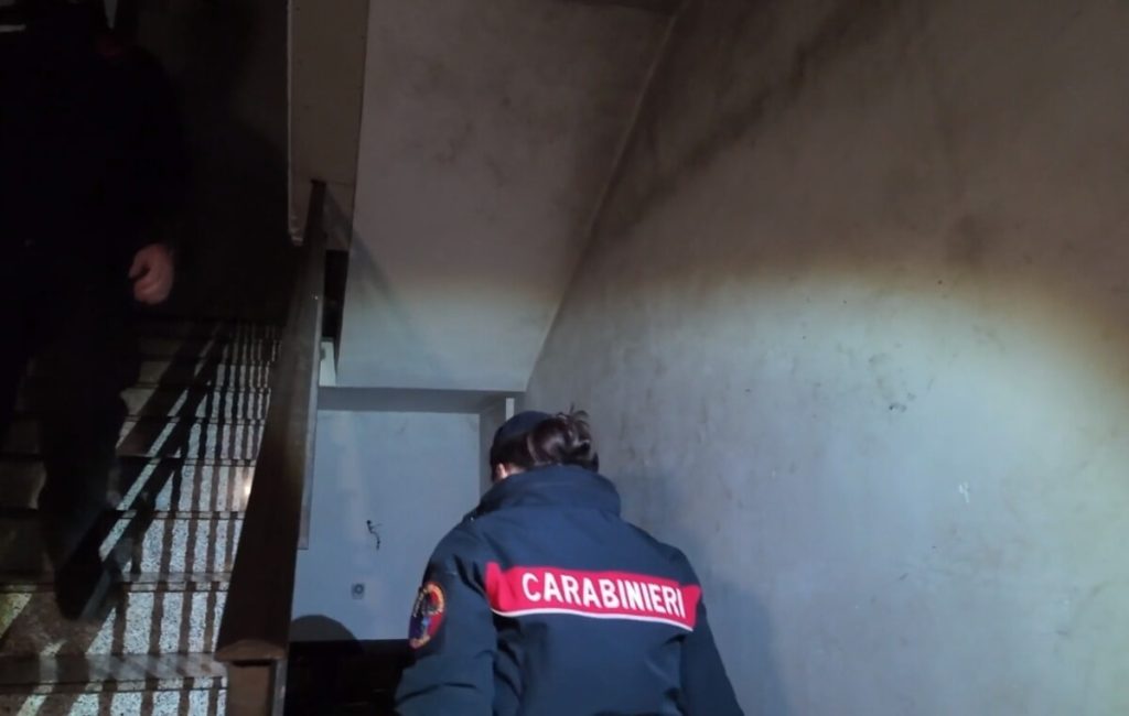 Gli arresti bloccano gli affari, il capo piazza sospetta del "suo" pusher e lo sequestra
