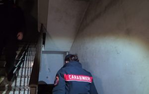 Gli arresti bloccano gli affari, il capo piazza sospetta del "suo" pusher e lo sequestra
