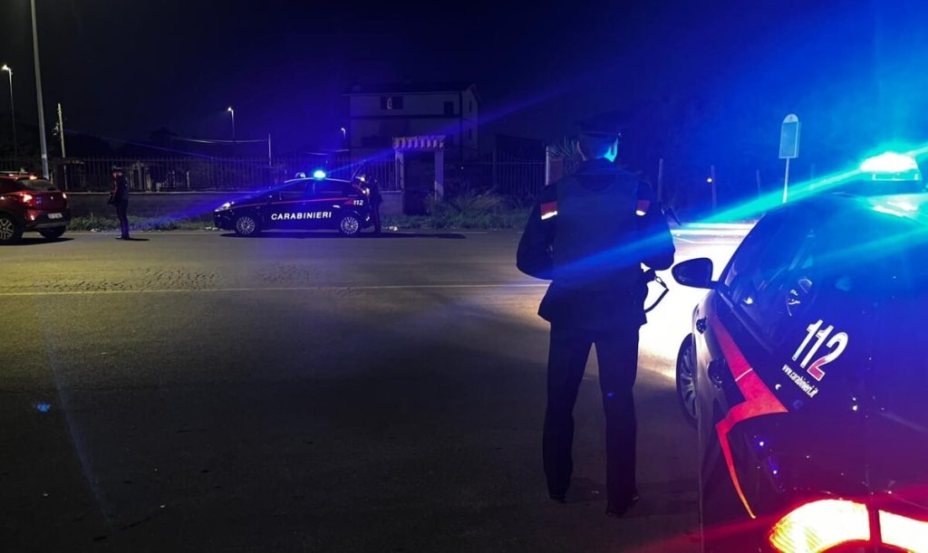 In fuga tamponano Smart e feriscono una ragazza, nella vettura a noleggio coltello e passamontagna