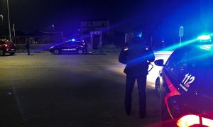 In fuga tamponano Smart e feriscono una ragazza, nella vettura a noleggio coltello e passamontagna