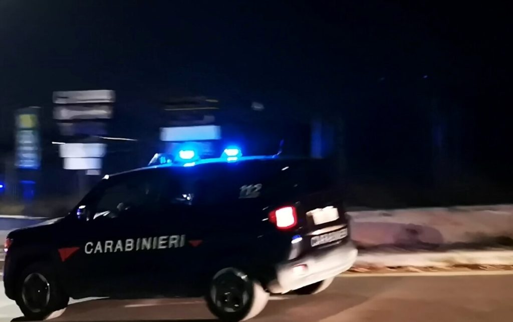 Prima prende a calci la porta dell'ex compagna, poi minaccia i carabinieri. Arrestato stalker ubriaco
