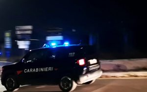 Prima prende a calci la porta dell'ex compagna, poi minaccia i carabinieri. Arrestato stalker ubriaco