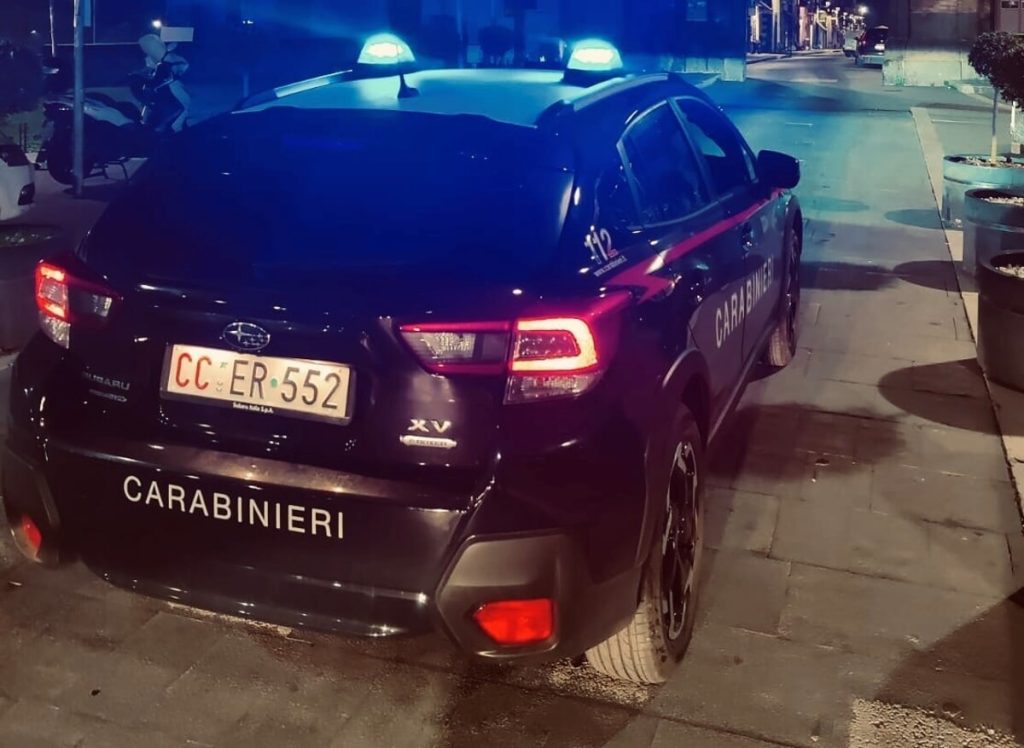 Sfregiato al volto con un coltello da un giovane ubriaco e drogato