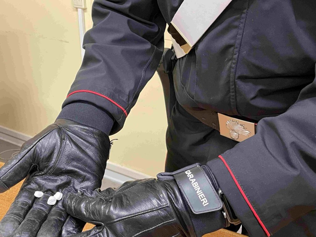 Al Quarticciolo la droga comincia a scarseggiare. E ora i pusher rifilano "pacchi" ai clienti