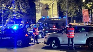 Baby gang pesta un 23enne per soldi e telefonino. Arrestati due minorenni