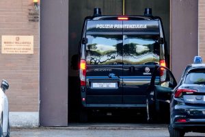 Rivolta nel carcere minorile: "Detenuti barricati in cella appiccano incendi"