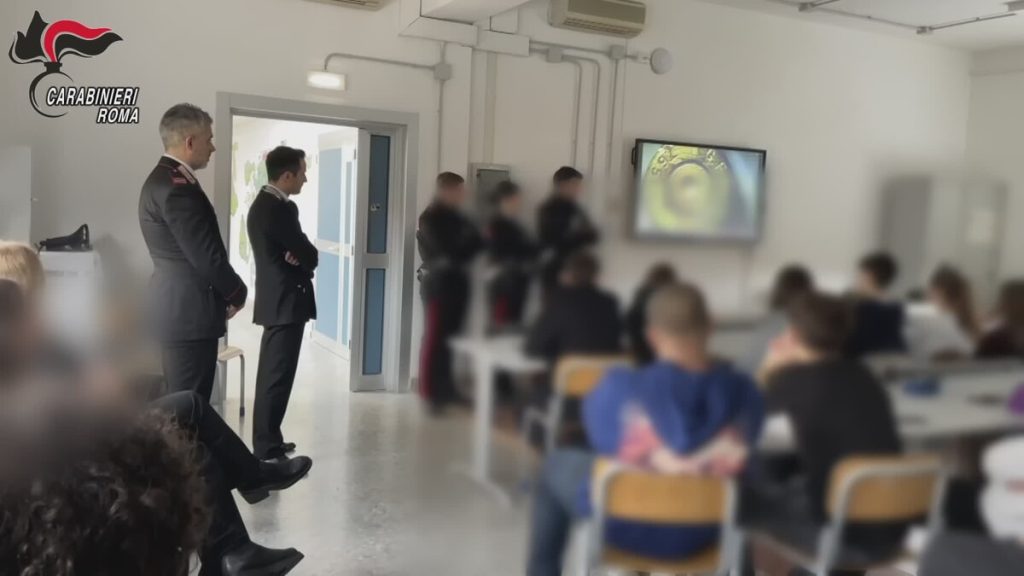 Bullismo, droga e social: i carabinieri incontrano gli studenti del Quarticciolo