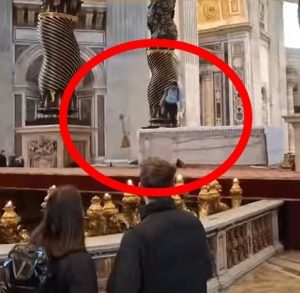 Entra a San Pietro e danneggia sei candelabri, bloccato e poi rilasciato