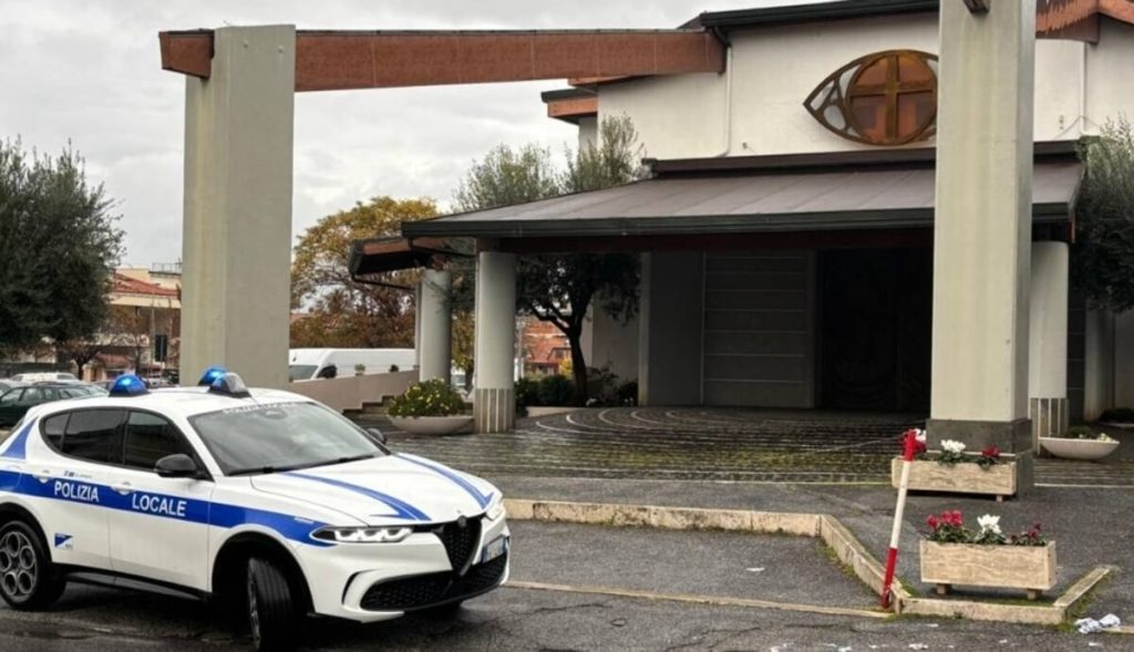 Entra in chiesa e si scaglia contro la statua di Padre Pio