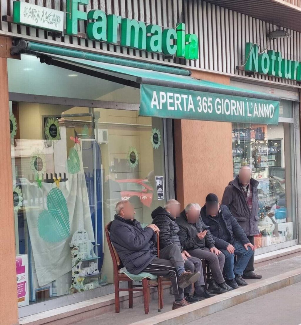 I "nonni del muretto" che si ritrovano ogni giorno davanti la farmacia comunale di Torre Angela