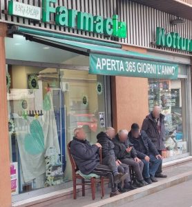 I "nonni del muretto" che si ritrovano ogni giorno davanti la farmacia comunale di Torre Angela