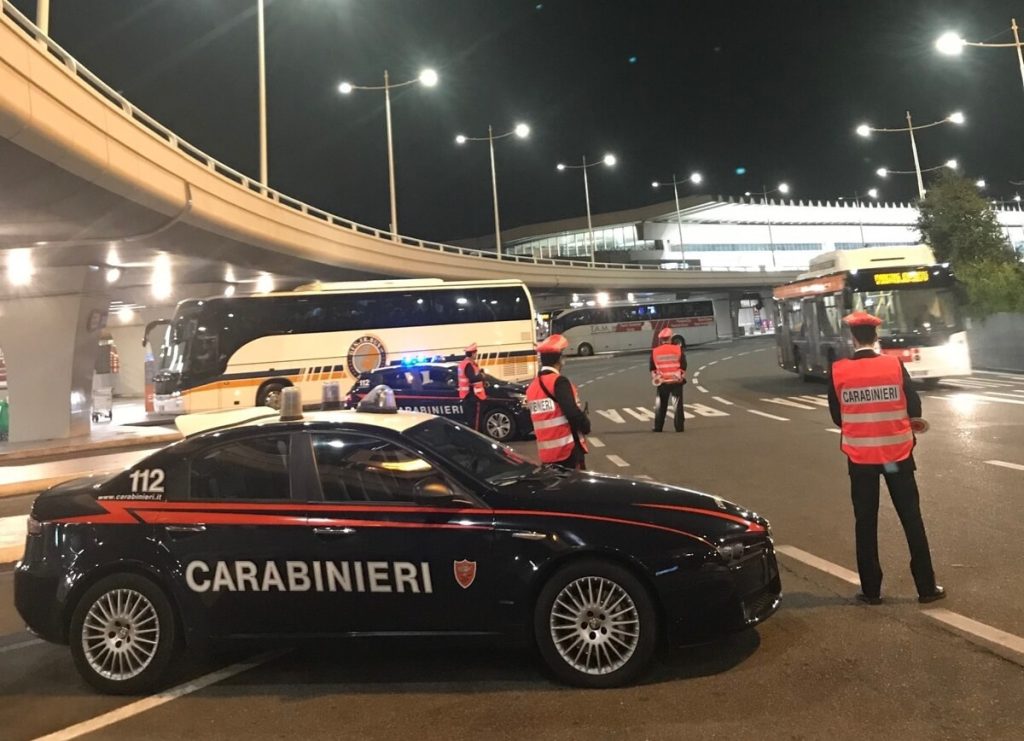 Profumi rubati e ncc irregolari. A Fiumicino carabinieri assediano ladri e abusivi