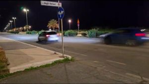 "Corse clandestine" sul lungomare. Auto a tutto gas incastrate dai video denuncia dei cittadini