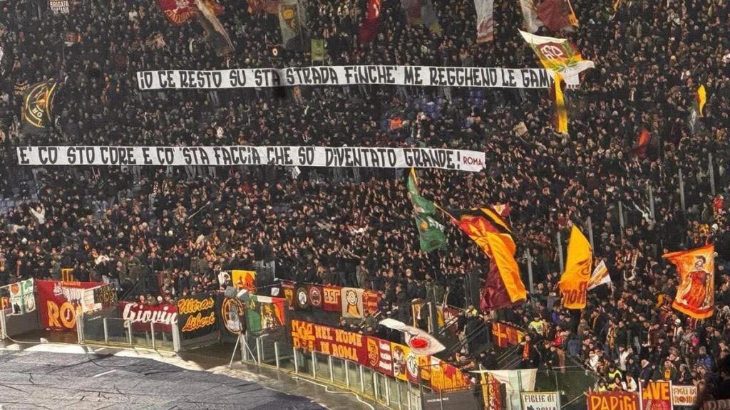 La Digos indaga sullo striscione fascista nella curva della Roma