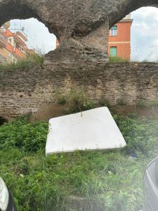 Rifiuti e parcheggi abusivi lungo l'Acquedotto Alessandrino: c'è un progetto per riqualificarlo