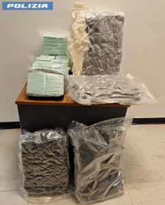 Trasporta la droga al fresco in una borsa frigo: sequestrati 11 chili fra hashish e marijuana
