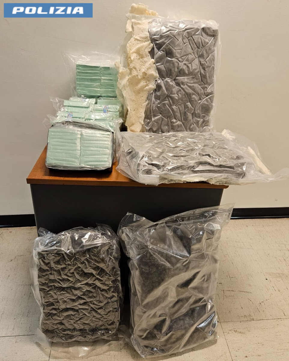Trasporta la droga al fresco in una borsa frigo: sequestrati 11 chili fra hashish e marijuana