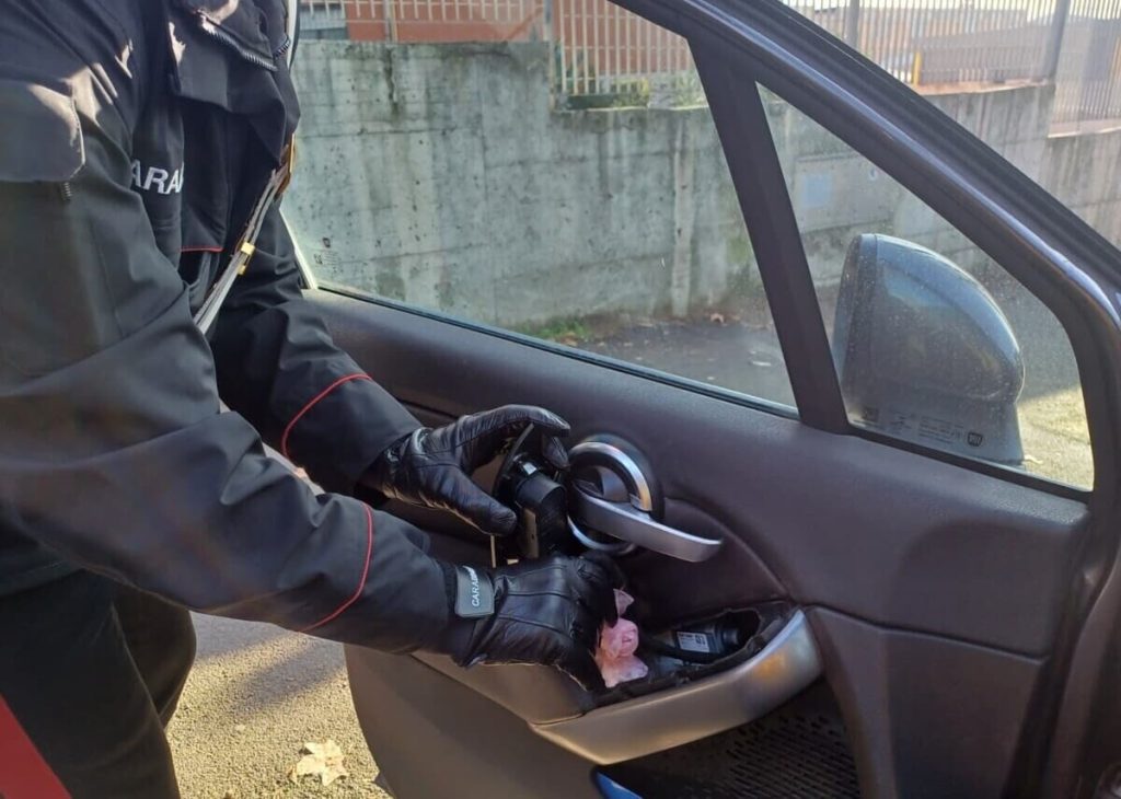 Auto a noleggio per trasportare la droga, fenomeno in crescita: solo ieri sei arresti