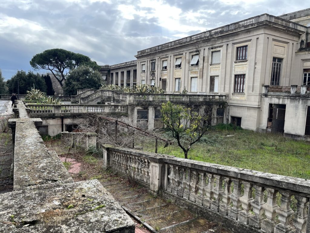 Quel che resta del Forlanini. Vi porto nell'ex ospedale che il governo Meloni vuole regalare al Vaticano