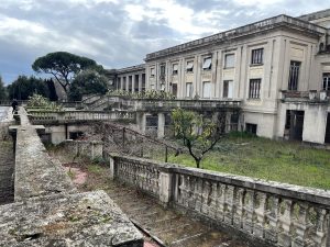 Quel che resta del Forlanini. Vi porto nell'ex ospedale che il governo Meloni vuole regalare al Vaticano