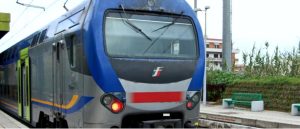 Senza biglietto aggredisce il capotreno, servizio interrotto