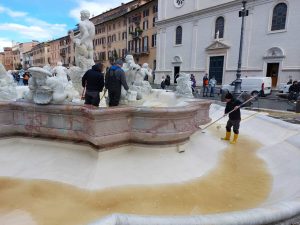 Fango e sporcizia a causa delle piogge. Roma costretta a spegnere le sue fontane